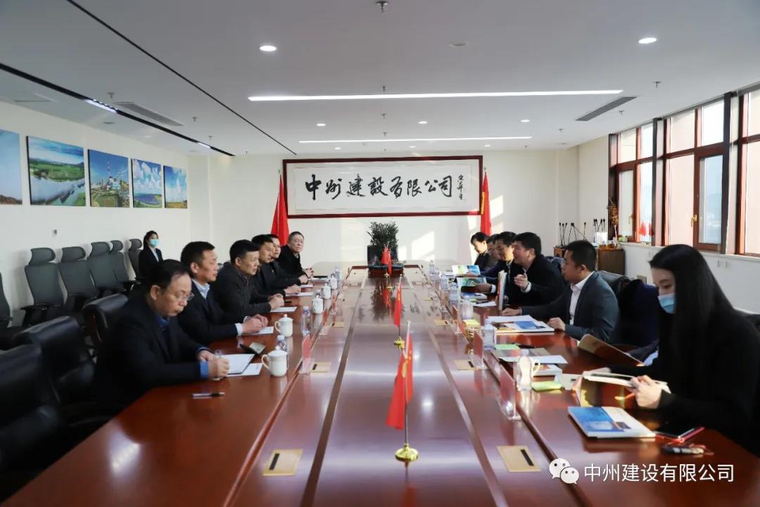 大唐河南清潔能源有限責(zé)任公司總經(jīng)理王永民、金風(fēng)科技集團(tuán)國(guó)內(nèi)營(yíng)銷中心副總經(jīng)理韓明剛一行到我司參觀考察